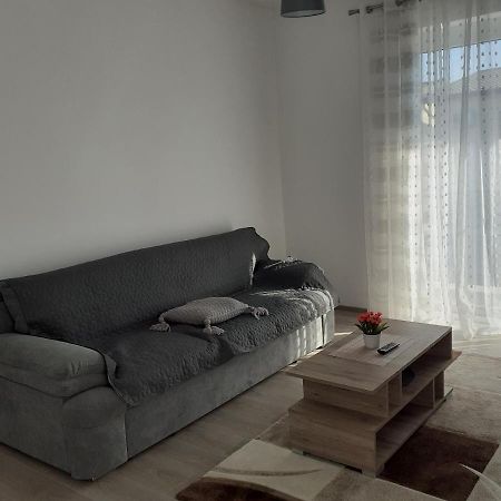Sara Apartman Livezeni  Екстериор снимка