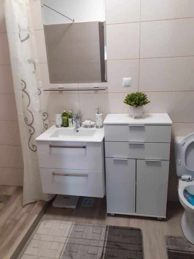 Sara Apartman Livezeni  Екстериор снимка