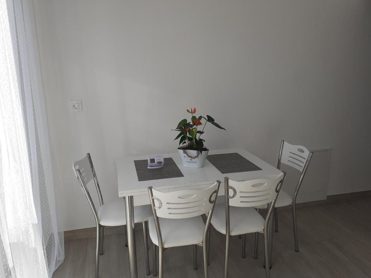 Sara Apartman Livezeni  Екстериор снимка