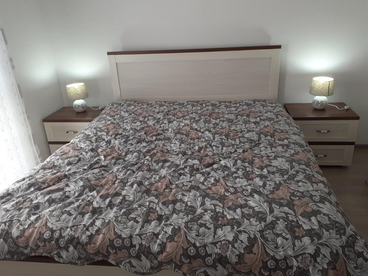 Sara Apartman Livezeni  Екстериор снимка